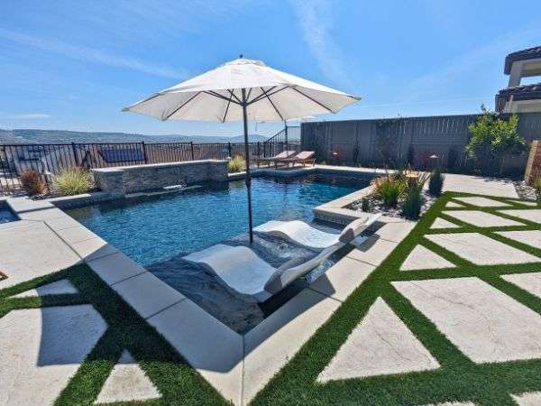 Luxury Swimming Pools 18 Pool Lounger