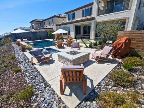 Luxury Swimming Pools 23 Luxury Pools - Seating Area